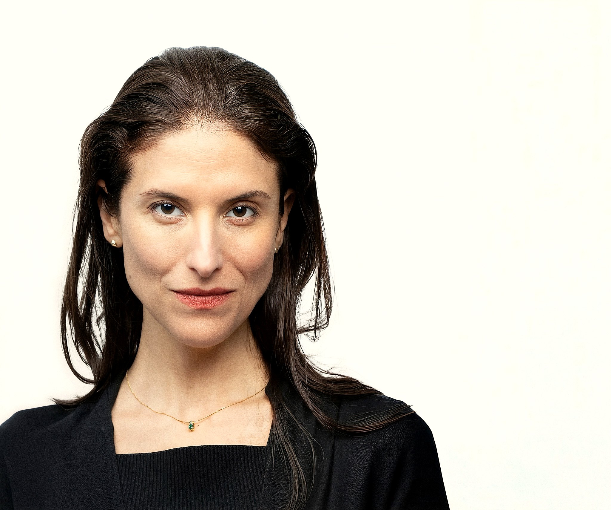Paola Madrigal, retrato de estudio